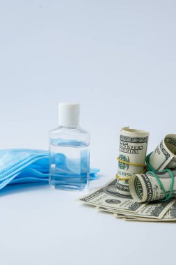 Bir yığın para ve tıbbi maske antiseptik. Tıbbi pahalı ilaç konsepti. Uzayı metin için kopyala. Sağlık sigortası. Aşı masrafları. Covid-19 suçları. Ekonomik kriz