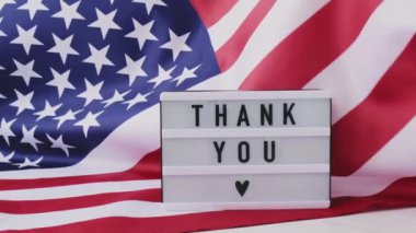 Ağır çekim dalgalanan Amerikan Bayrağı Arkaplanı. Amerika Birleşik Devletleri Bayrağı 'na teşekkür mesajı ile ışıkkutusu. 4 Temmuz Bağımsızlık Günü. Amerikan vatanseverliği ulusal bayramı. Usa gurur duyuyor.