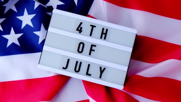 4k zwaaiende Amerikaanse vlag achtergrond. Lightbox met tekst 4de JULI Vlag van de Verenigde Staten van Amerika. 4 juli Onafhankelijkheidsdag. USA patriottisme nationale feestdag. Usa trots. — Stockvideo
