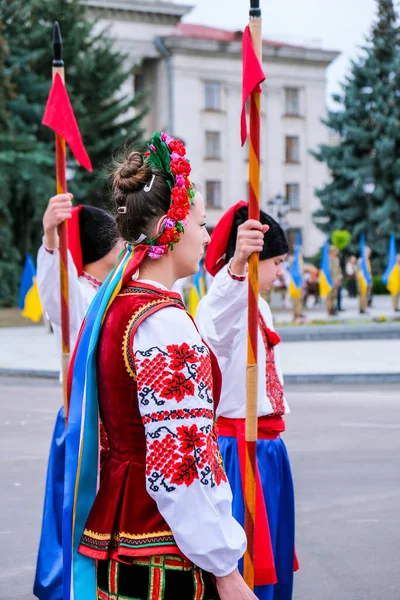 우크라이나 키예프, 2021 년 7 월 - 우크라이나 국적의 옷 - 자수. 자수 옷을 입은 젊은이들. 민족 문자 우크라이나 옷 — 스톡 사진