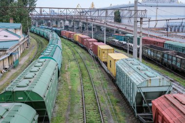 Odessa Ukrayna - Temmuz 2021: Kargonun şehirler ve ülkeler arasındaki konteynırlarda taşınması ve teslimi. Yük treni kargo taşır. Trenin yukarıdan görünüşü. Şehirlerarası demiryolu taşımacılığı