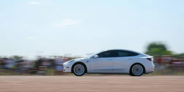 Kiev Ukraina juli 2021 Två bilar startar loppet. Närbild hjul. Tesla elbil. E-Drive. Eldrivna fordon. — Stockfoto