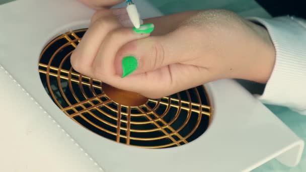 Vrouwelijke handen die manicure maken. Hardware Verwijdert gellak uit de nagel. Nagelverzorging, Zelfzorg. Doe zelf manicure terwijl je thuis blijft. Sterf. Verwijderen van het materiaal — Stockvideo
