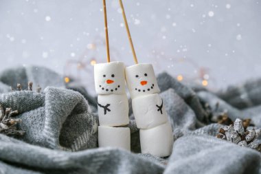 İki mutlu komik kardan adam. Şekerleme arkadaşlar. Diy. Çocuklar için tatlı şekerleme, komik kardan adam. Noel kış tatili dekorasyonu. Yeni yıl tebrik kartı. Noel ışıkları