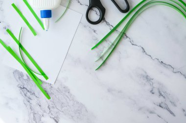 Beyaz arka planda Quilling ve kağıt yoncalarından yapılmış Aziz Patrick Günü tebrik kartı. Hediye fikri, Dekor Baharı, Mutlu Patrick Günü. Adım adım. Üst Manzara. İşlemci çocuk işi. Kendin yap.