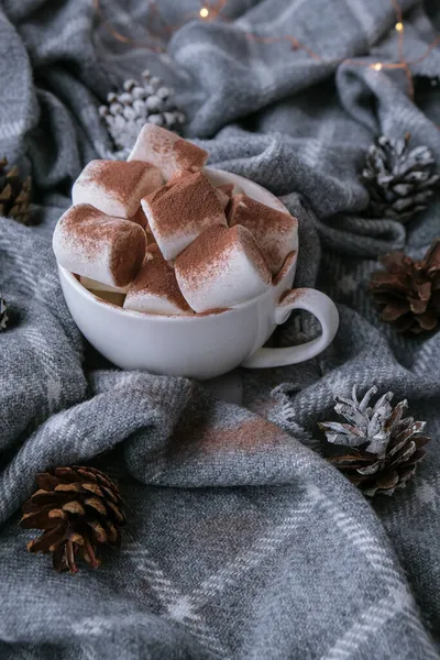 Какао Напиток Зефиром Какао Порошок Уютном Зимнем Фоне Свитера Рождественские — стоковое фото