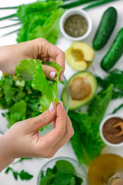 Kvinna Matlagning Sallad Färska Gröna Grönsaker Och Örter Matlagning Hälsosam — Stockfoto