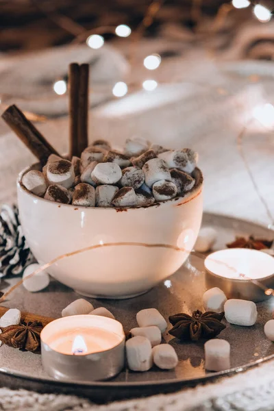 暖かい冬のカカオとマシュマロのシナモンスティックをベッドの上でカップ クリスマスライト パインコーンの装飾 いい冬の日だ 巨大だ — ストック写真