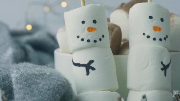 Twee blije grappige marshmallow sneeuwpoppen. Marshmallow vrienden. Sterf. Zoete traktatie voor kinderen grappige marshmallow sneeuwpop. Kerstversiering voor de winter. Beker cacao — Stockvideo