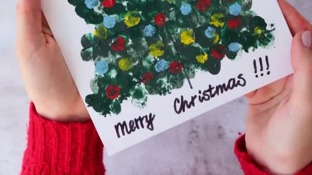 Peindre avec les doigts Joyeux sapin de Noël. Bricolage Fabrication de cartes de vœux Artisanat artisanal en vacances pour les enfants. Pas à pas. Bonne année décoration d'arbre de Noël — Video
