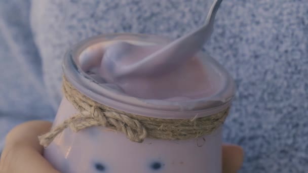 Blåbärssmoothie toppad med blåbär. Kvinna som äter från glas frukostprotein smoothie dryck gjord av renade råa blåbär, banan, mjölk, yoghurt och keso. — Stockvideo