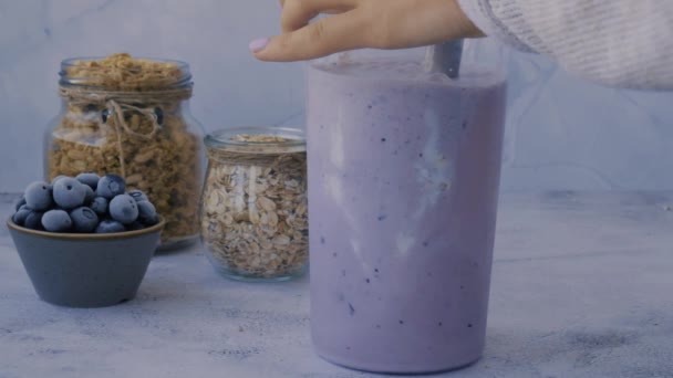 Γυναίκα προετοιμασία υγιή smoothie Blueberry με μπλέντερ. Μείγμα πρωινού πρωτεΐνης smoothie ποτό κατασκευασμένο από αγνά ωμά βατόμουρα, μπανάνα, γάλα, γιαούρτι, και τυρί cottage. — Αρχείο Βίντεο