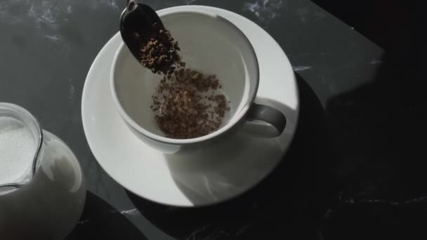 Barista zet thuis koffie. Warm water in White Cup Chocolade gieten. Verse ochtend giet over koffie close-up. — Stockvideo