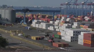 Odessa Ukrayna - Temmuz 2021: Toplu taşıyıcı gemi yük altında kıyı vinçleriyle yükleniyor. Deniz ticareti limanı faaliyeti. Denizcilik limanının kargo terminali. Lojistik endüstrisi