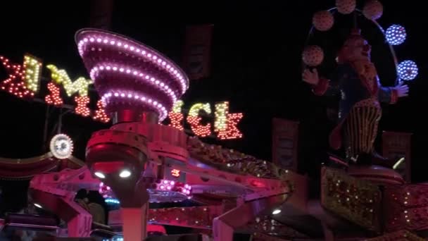 Odessa Ukraine Juli 2021: Beleuchtung funktioniert Themenpark. Karussell dreht sich. Schnell bewegendes beleuchtetes Riesenrad. Nachts. Unterhaltung im Nachtleben. — Stockvideo