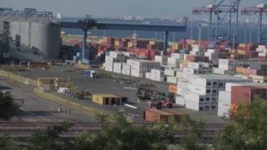 Odessa Ukrayna - Temmuz 2021: Toplu taşıyıcı gemi yük altında kıyı vinçleriyle yükleniyor. Deniz ticareti limanı faaliyeti. Denizcilik limanının kargo terminali. Lojistik endüstrisi