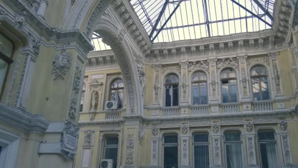 Odessa Ukrayna Temmuz 2021: Mimari Galeri Geçidi. Klasik binaların barok tarzı heykeltraşlık süslemeleri. Odessa Geçidi 'ndeki sanat balkonunda. — Stok video
