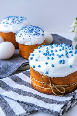 Mutlu Paskalyalar. Ortodoks Paskalya tatili. Geleneksel yemek. Yaratıcı modaya uygun ev yapımı paskalya pastası ve yumurta. Seçici odaklanma. Kulich Şenlikli Paskalya arkaplanı Minimalizm