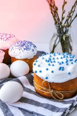 Mutlu Paskalyalar. Ortodoks Paskalya tatili. Geleneksel yemek. Yaratıcı modaya uygun ev yapımı paskalya pastası ve yumurta. Seçici odaklanma. Kulich Şenlikli Paskalya arkaplanı Minimalizm