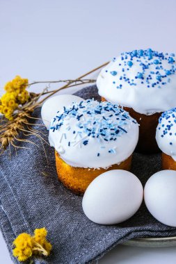 Mutlu Paskalyalar. Ortodoks Paskalya tatili. Geleneksel yemek. Yaratıcı modaya uygun ev yapımı paskalya pastası ve yumurta. Seçici odaklanma. Kulich Şenlikli Paskalya arkaplanı Minimalizm