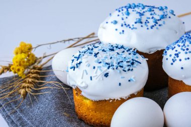 Mutlu Paskalyalar. Ortodoks Paskalya tatili. Geleneksel yemek. Yaratıcı modaya uygun ev yapımı paskalya pastası ve yumurta. Seçici odaklanma. Kulich Şenlikli Paskalya arkaplanı Minimalizm