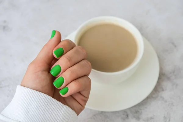 Mãos Femininas Cuidadas Com Unhas Verdes Elegantes Segurando Xícara Café — Fotografia de Stock