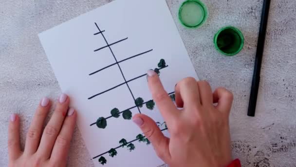 Ζωγραφίστε με τα δάχτυλα. DIY Making ευχετήρια κάρτα Χειροποίητη χειροτεχνία στις διακοπές για παιδιά. Βήμα-βήμα. Καλή Χρονιά Χριστουγεννιάτικη διακόσμηση δέντρου — Αρχείο Βίντεο