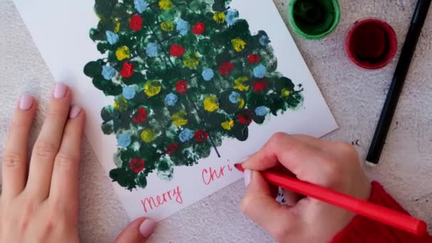 Pintar con los dedos Feliz árbol de Navidad. DIY Hacer tarjeta de felicitación Artesanía artesanal en vacaciones para niños. Paso a paso. Feliz Año Nuevo árbol de Navidad decoración — Vídeos de Stock