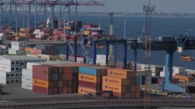 Odessa Ukrayna - Temmuz 2021: Toplu taşıyıcı gemi yük altında kıyı vinçleriyle yükleniyor. Deniz ticareti limanı faaliyeti. Denizcilik limanının kargo terminali. Lojistik endüstrisi