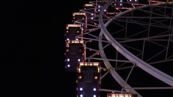 Luces de noria por la noche. Luces de color neón parpadeando en la rueda de la fortuna. Parque de atracciones por la noche. Entretenimiento y diversión — Vídeos de Stock