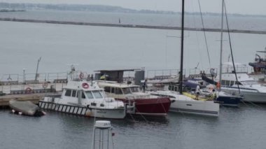 Odessa Ukrayna - Temmuz 2021: Liman yat limanı, deniz taşımacılığı konsepti. Yelkenli tekneler şafak vakti körfeze demir attı.