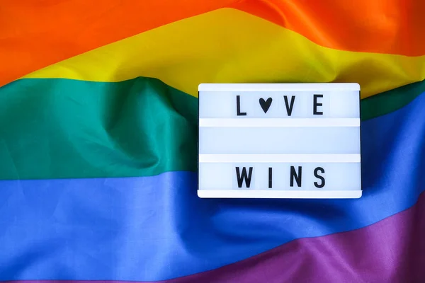 Рейнбоу Флаг Лайтбоксом Текстом Love Wins Флаг Rainbow Lgbtq Изготовлен — стоковое фото