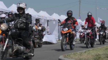 Kiev Ukrayna Temmuz 2021 Motosiklet Festivali. Motosiklet kullanan bir grup insan. Motosiklet sürücüleri. Motosiklet maratonu.