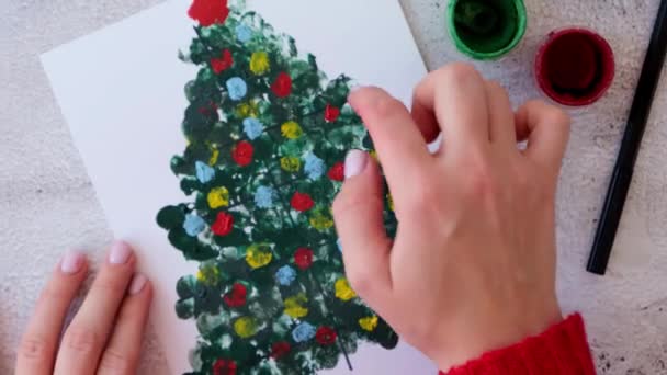 Pintar con los dedos Feliz árbol de Navidad. DIY Hacer tarjeta de felicitación Artesanía artesanal en vacaciones para niños. Paso a paso. Feliz Año Nuevo árbol de Navidad decoración — Vídeos de Stock