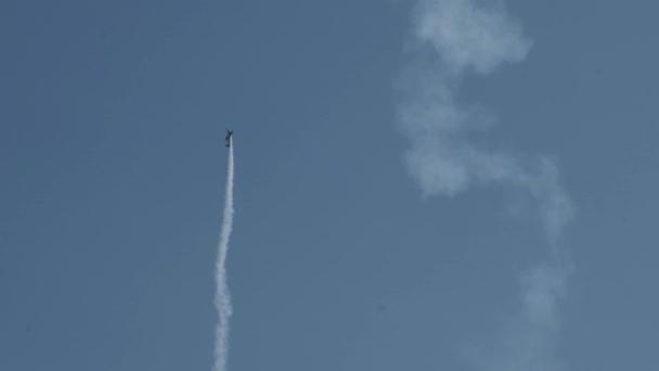 2014 년 7 월 21 일에 확인 함 . Overhead aircraft.. 이들 이 하늘을 고리 모양으로 빙글빙글 돕니다. 항공기 엔진 고장입니다. 비행기 추락 사고 — 비디오