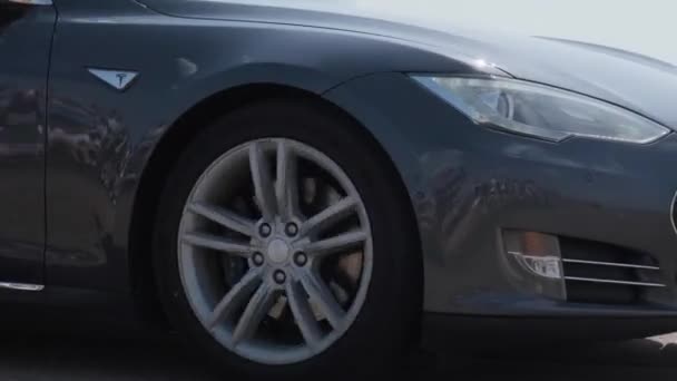 Kiev Ucraina iulie 2021 Două mașini încep cursa. Roţi apropiate. Tesla Electric. E-Drive. Motoare electrice — Videoclip de stoc