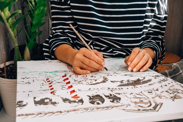 Vrouwelijke handen kleuren doek Foto door cijfers Creatieve hobby. Schilderen voor beginners. Vrijetijdsbesteding voor thuisblijven, anti-stress idee. Meditatie, relax concept — Stockfoto