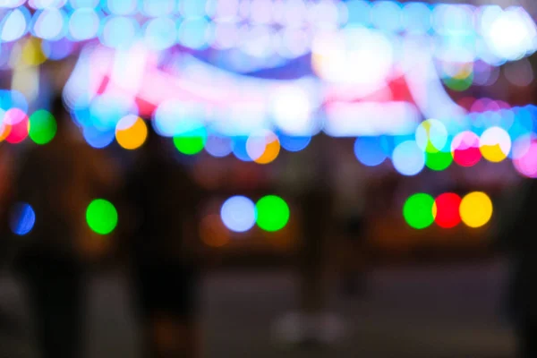Oskärpa starkt ljus blinkar på en rolig karneval på natten. Nöjesparken Bokeh Lights på natten. Nattliv underhållning — Stockfoto