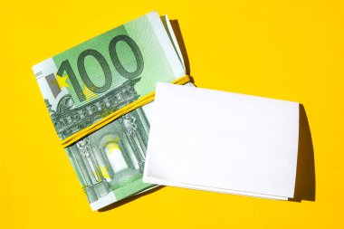 Kopya alanı için kağıt banknotla birlikte Euro banknotu. Tasarruf yatırımı, maaş. Finans konsepti. Zenginliğin iş bütçesi