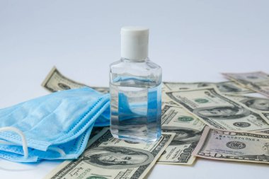 Bir yığın para ve tıbbi maske antiseptik. Tıbbi pahalı ilaç konsepti. Uzayı metin için kopyala. Sağlık sigortası. Aşı masrafları. Covid-19 suçları