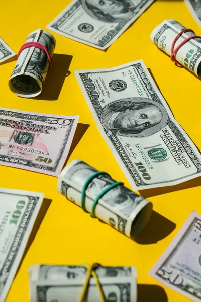 USA dollár csomag lezárása elszigetelt dollár háttér. Papír címletek dollár készpénz tekercsek gumiszalaggal. Gazdaság- és jóléti finanszírozás üzleti költségvetése. — Stock Fotó