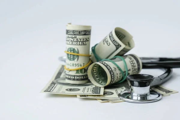 Stack of cash dollars and stethoscope. The concept of medical expensive medicine, doctors salary. Copy space for text. Health Life insurance. vaccination costs. Covid-19 crimes — Stock Photo, Image