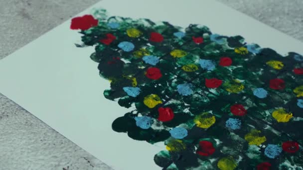 Краска с пальцами Счастливая елка. DIY Создание поздравительных открыток ручной работы на праздник для детей. Шаг за шагом. С Новым годом украшение елки — стоковое видео