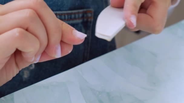 Mani femminili che fanno la manicure. File e forma Cura delle unghie, Cura di sé. Fai la manicure da solo mentre rimani a casa. Fai da te. Utensili per manicure — Video Stock