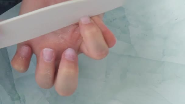 Mani femminili che fanno la manicure. File e forma Cura delle unghie, Cura di sé. Fai la manicure da solo mentre rimani a casa. Fai da te. Utensili per manicure — Video Stock