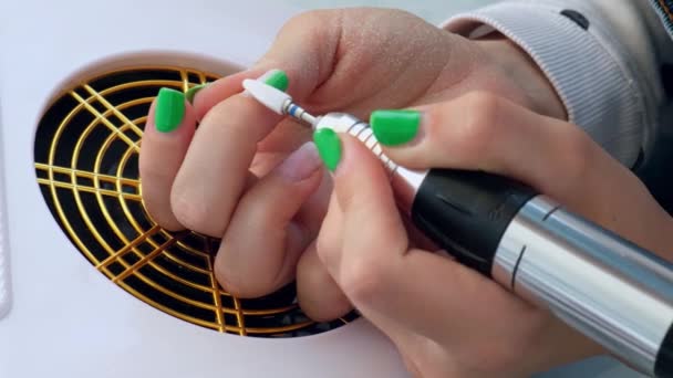 Vrouwelijke handen die manicure maken. Hardware Verwijdert gellak uit de nagel. Nagelverzorging, Zelfzorg. Doe zelf manicure terwijl je thuis blijft. Sterf. Verwijderen van het materiaal — Stockvideo