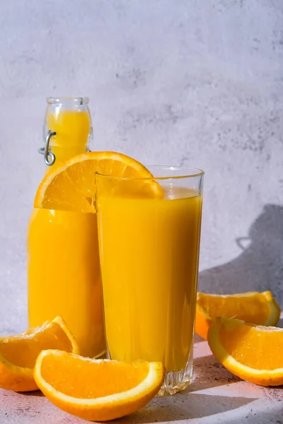 Bouteille Verre Jus Orange Frais Pressant Avec Des Fruits Tranchés — Photo