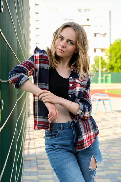 Retrato de una joven milenaria en la calle. Estilo de vida hippie. Feliz mujer sonriente. Al aire libre —  Fotos de Stock