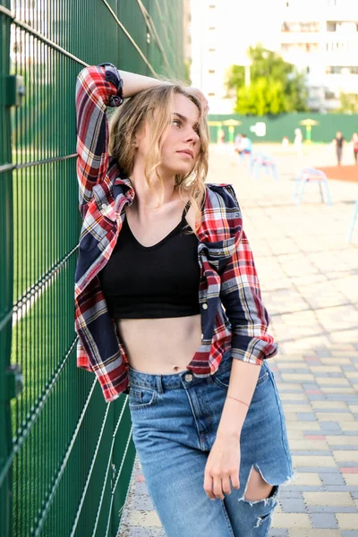 Ritratto di giovane donna millenaria per strada. Stile di vita hippie. Felice donna sorridente. All'aperto — Foto Stock