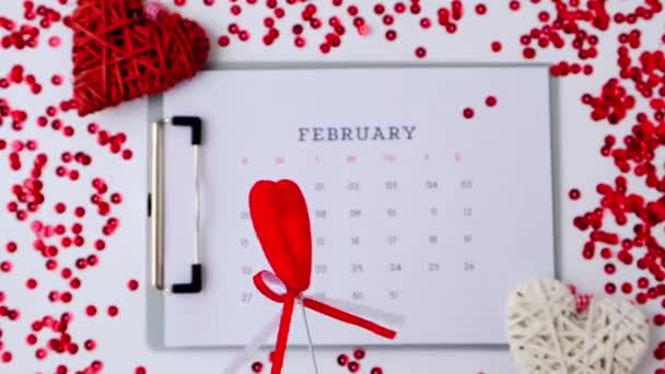 Kalender met 14 februari datum. Planning Valentijnsdag vakantie. Ik hou van romantisch daten. Met hart en ziel voorbereiden. — Stockvideo
